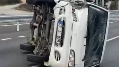 Emniyet şeridindeki araca çarptı: 2 yaralı