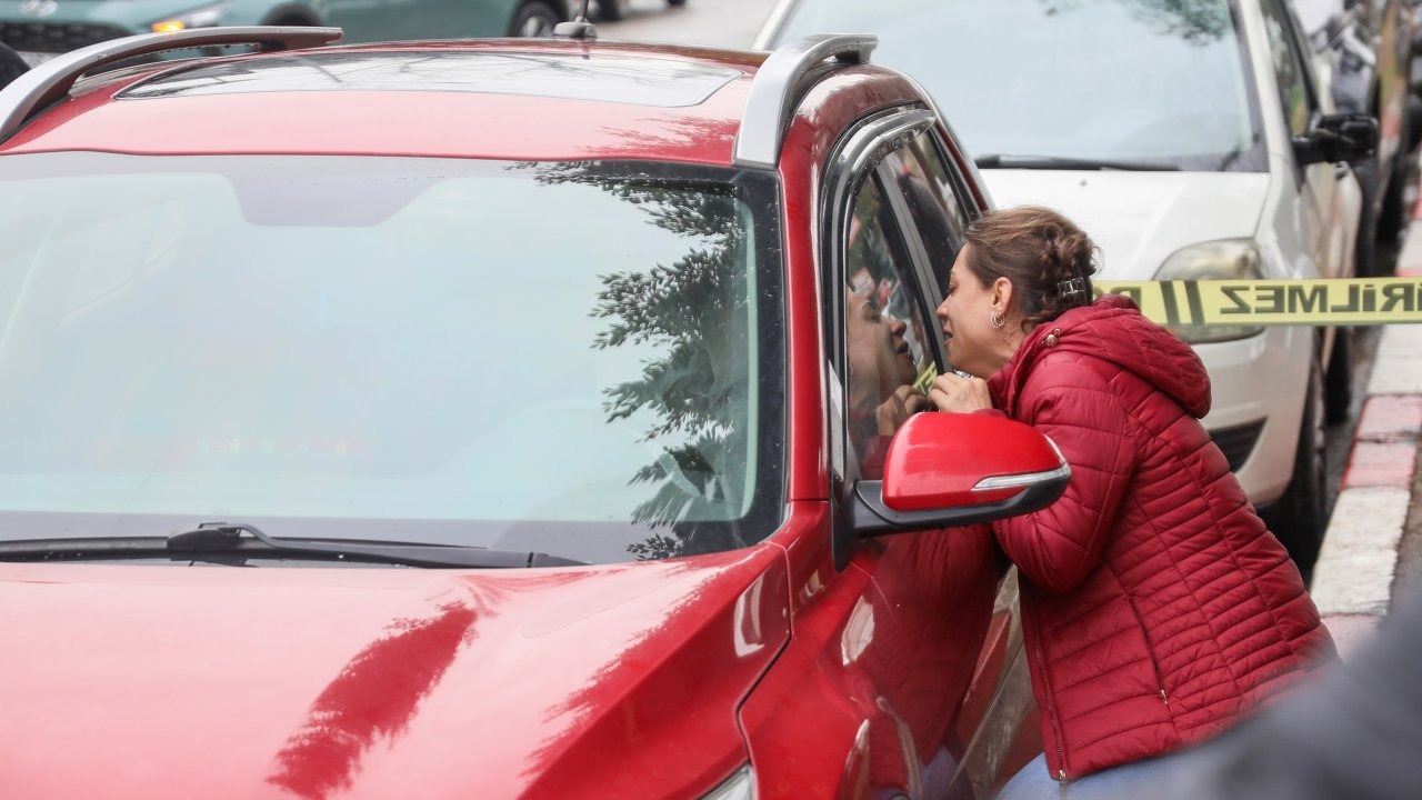 Eşinin ölü bulunduğu aracın camına vurup, 'Ne olur kalk aşkım' diyerek gözyaşı döktü