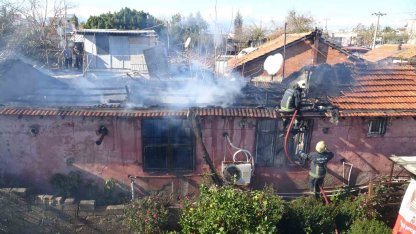 Evlerinin yanışını gözyaşları içinde izledi