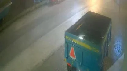 Finike’de hortumun römorku yerinden oynattığı anlar güvenlik kamerasında