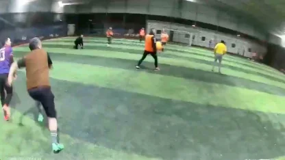 Halı sahanın çatısı çöktü... Futbolcuların koşarak kaçtığı anlar kamerada