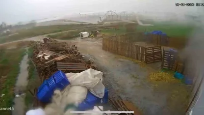 Hortum saniyeler içinde serayı yerle bir etti: O anlar kamerada