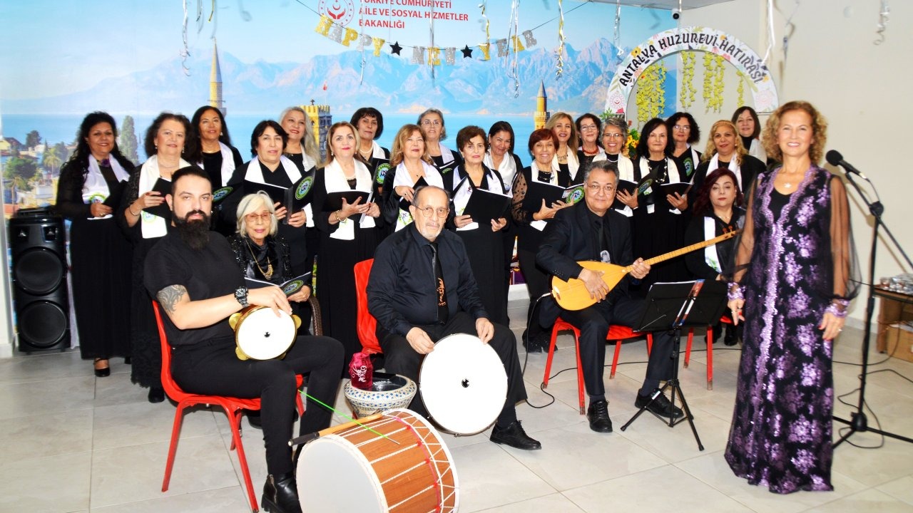 Huzurevinde türkü konseri