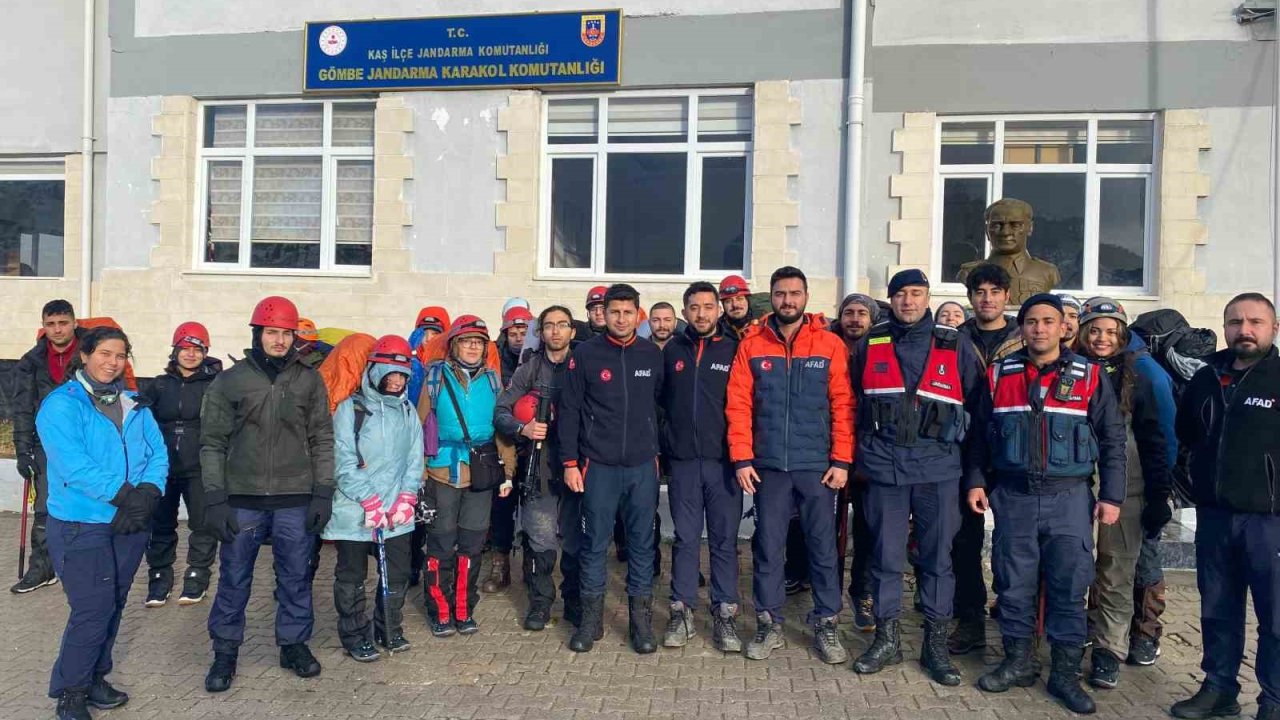 Kamp için çıktıkları dağda mahsur kalan 24 kişiyi AFAD ekipleri kurtardı