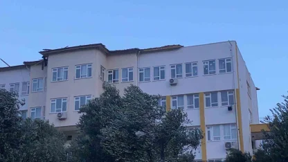 Kaş’ta fırtına bir okulun çatısına zarar verdi