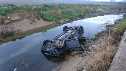 Kayganlaşan yolda kontrolden çıkan araç kanala uçtu