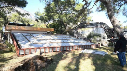 Kemer’de kaçak yapıların yıkımı sürüyor