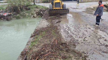 Kemer’de köprüleri tıkayan tomruklar temizlendi