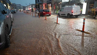 Kemer’de sağanak etkili oldu