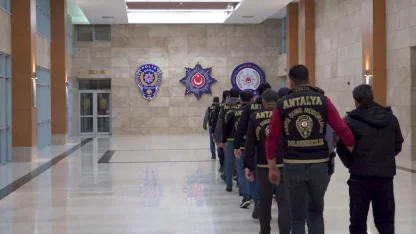 Kendilerini polis ve savcı olarak tanıtıp 16 milyon liralık vurgun yaptılar