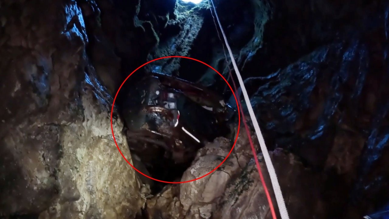 Keşif için girdikleri mağarada hurda otomobille karşılaştılar