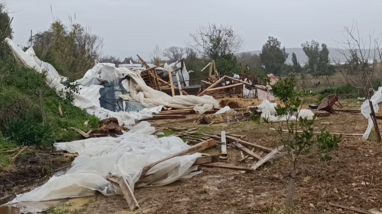 Manavgat’ta hortum 300 dönümlük alanda seraları yerle bir etti