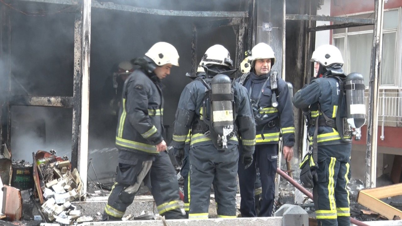 Mobilya imalathanesindeki yangında 3 kişi dumandan etkilendi