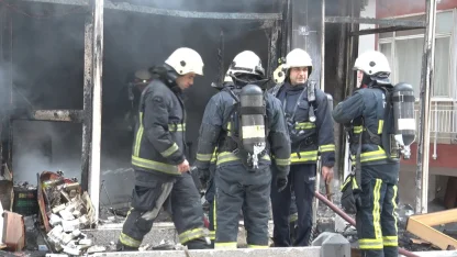 Mobilya imalathanesindeki yangında 3 kişi dumandan etkilendi