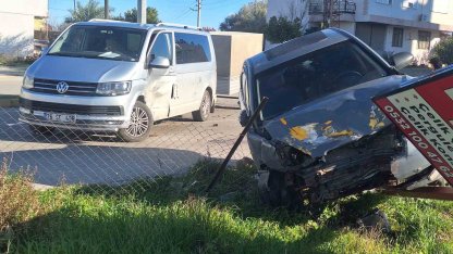 Serik’te otomobil ile minibüs çarpıştı: 1 yaralı