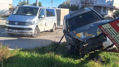 Serik’te otomobil ile minibüs çarpıştı: 1 yaralı