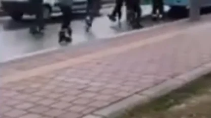 Seyir halindeki araçlara tutunarak patenle yolculuk yapan 2 çocuğa adli işlem