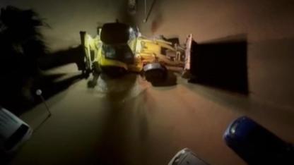 Taşan dere nedeniyle sitenin bahçesi ve araçlar su içinde kaldı