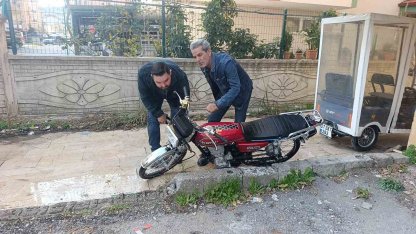 Trafik polisini görünce motosikleti bırakıp kaçtı
