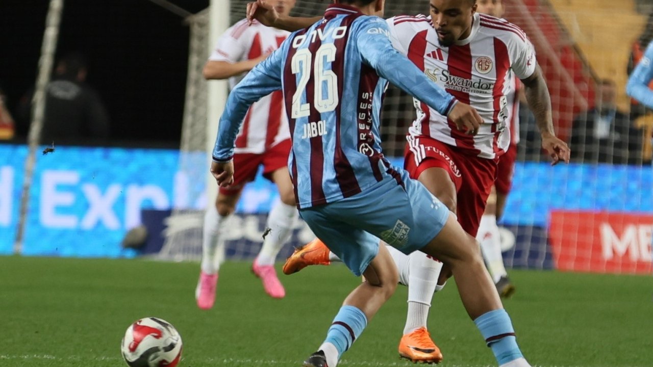 Trendyol Süper Lig: Antalyaspor: 1 - Trabzonspor: 0 (İlk yarı)