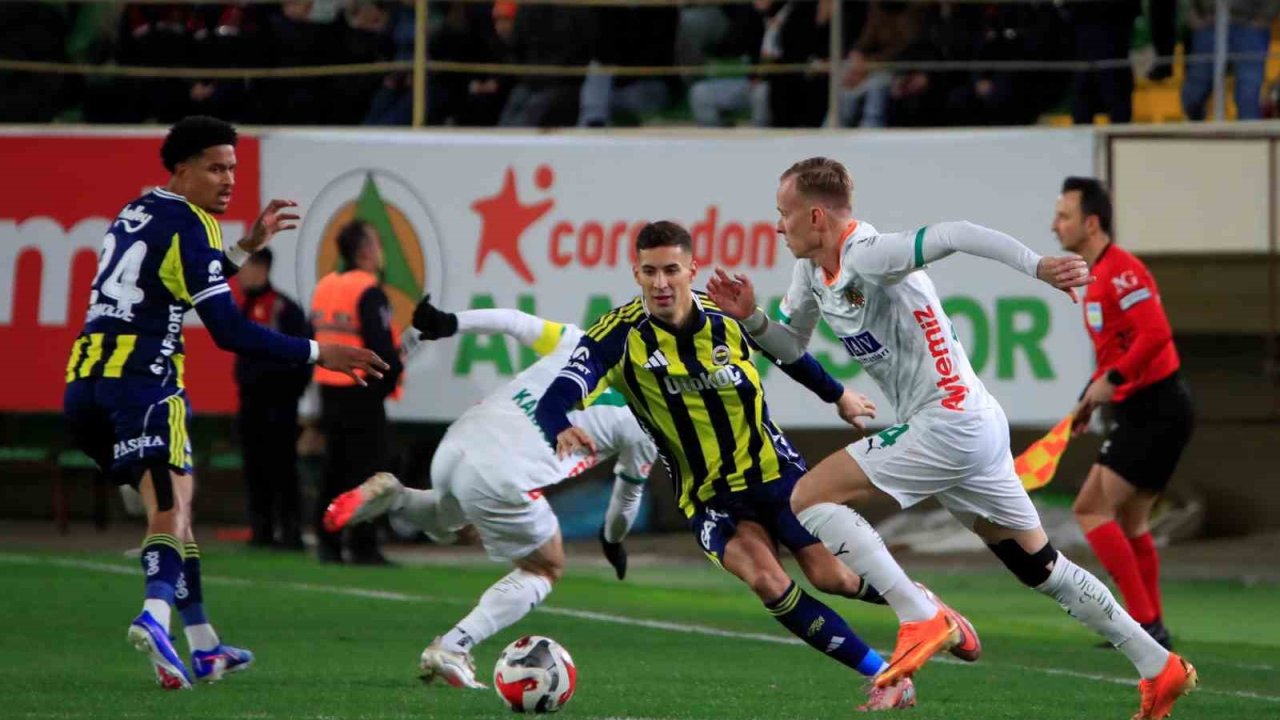 Trendyol Süper Lig: Corendon Alanyaspor: 2 - Fenerbahçe: 3 (Maç sonucu)