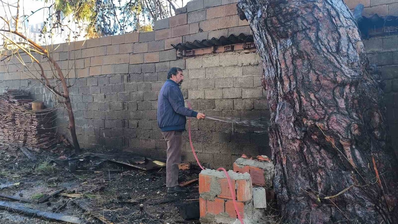 Yangının eve sıçramaması için alevlere hortumlarla müdahale ettiler