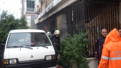 Yaşlı adamı komşuları evden çıkardı, yangın ucuz atlatıldı