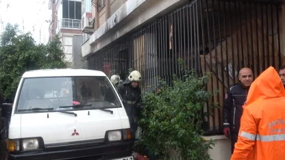 Yaşlı adamı komşuları evden çıkardı, yangın ucuz atlatıldı