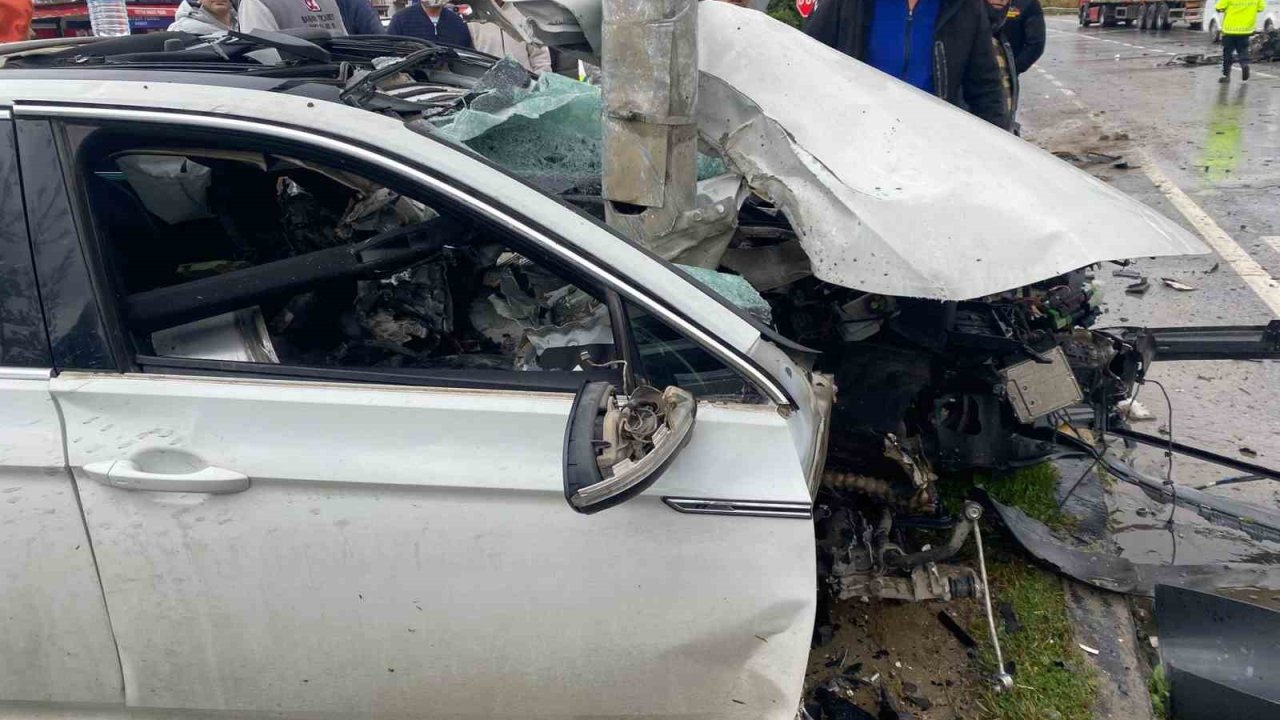 Yoldan çıkıp sinyalizasyon direğine çarpan otomobil parçalandı: 1 yaralı