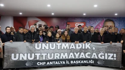 6 Şubat depremlerinin 3. yıl dönümünde hayatını kaybedenler anıldı