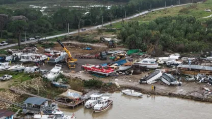 Antalya'da hortum sonrası enkaz kaldırılıyor; su ise çekilmedi