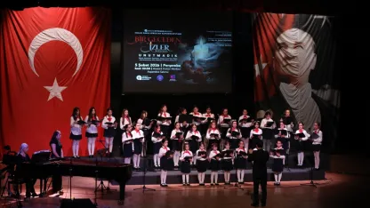 Minik kalpler depremde hayatını kaybedenleri andı