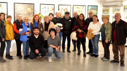 Hem çiziyor hem yazıyor