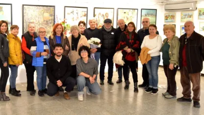 Hem çiziyor hem yazıyor