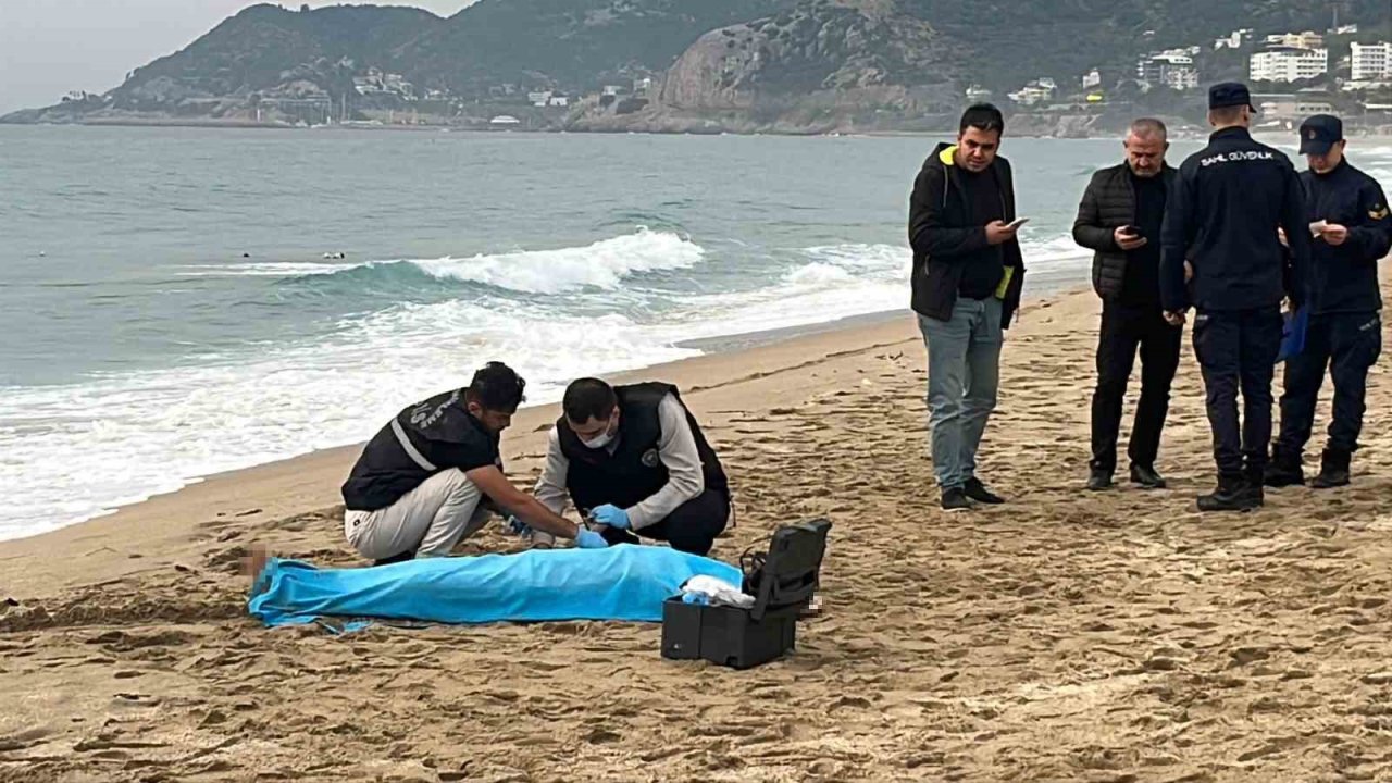 Alanya’da 2,5 ay önce sahilde bulunan ceset ihbarı yamaç paraşütü pilotu kamerasında
