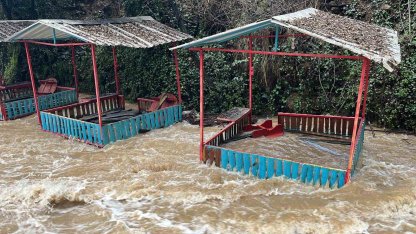 Alanya’da çay taştı: İşletmelere ait çardaklar sular altında kaldı