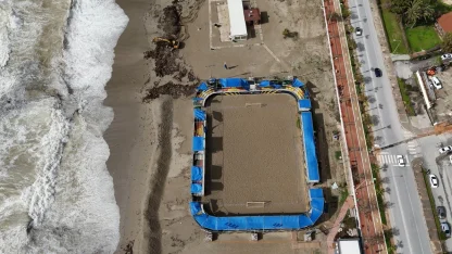 Alanya’da etkili olan fırtına sahildeki işletmede hasara yol açtı