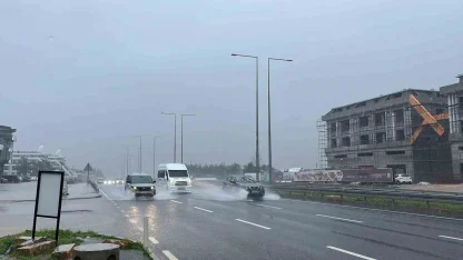 Alanya’da sağanak etkili oldu, sürücüler zor anlar yaşadı