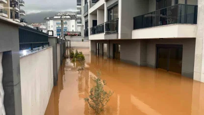 Alanya’da sağanak sebebiyle Oba Çayı taştı, binaların bahçelerini su bastı