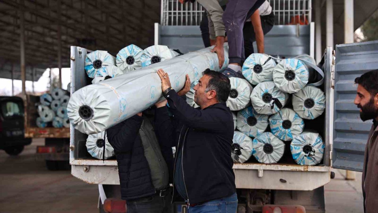 Antalya Büyükşehir’den hortum ve yağıştan zarar gören çiftçilere destek