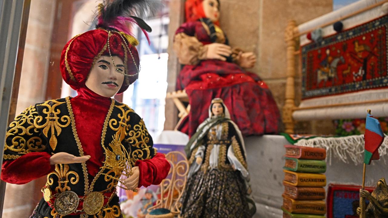 Antalya Oyuncak Müzesi’ne Azerbaycan’dan 26 parçalık bağış
