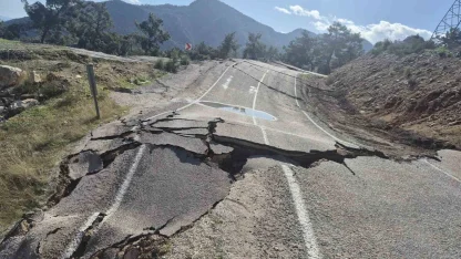 Antalya’da 3 mahallenin ulaşımını sağlayan yol çöktü