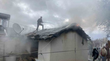 Antalya’da alev alev yanan tek katlı ev küle döndü