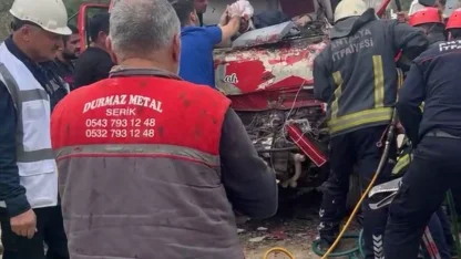 Antalya’da iki kamyon çarpıştı, sıkışan sürücüyü itfaiye kurtardı