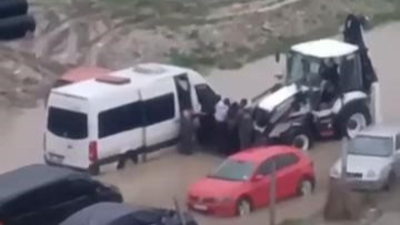 Antalya’da kuvvetli sağanak taşkınlara yol açtı minibüste mahsur kalanlar kepçe yardımıyla kurçarıldı