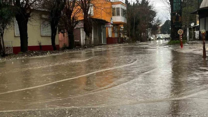 Antalya’da kuvvetli sağanak taşkınlara yol açtı minibüste mahsur kalanlar kepçe yardımıyla kurçarıldı