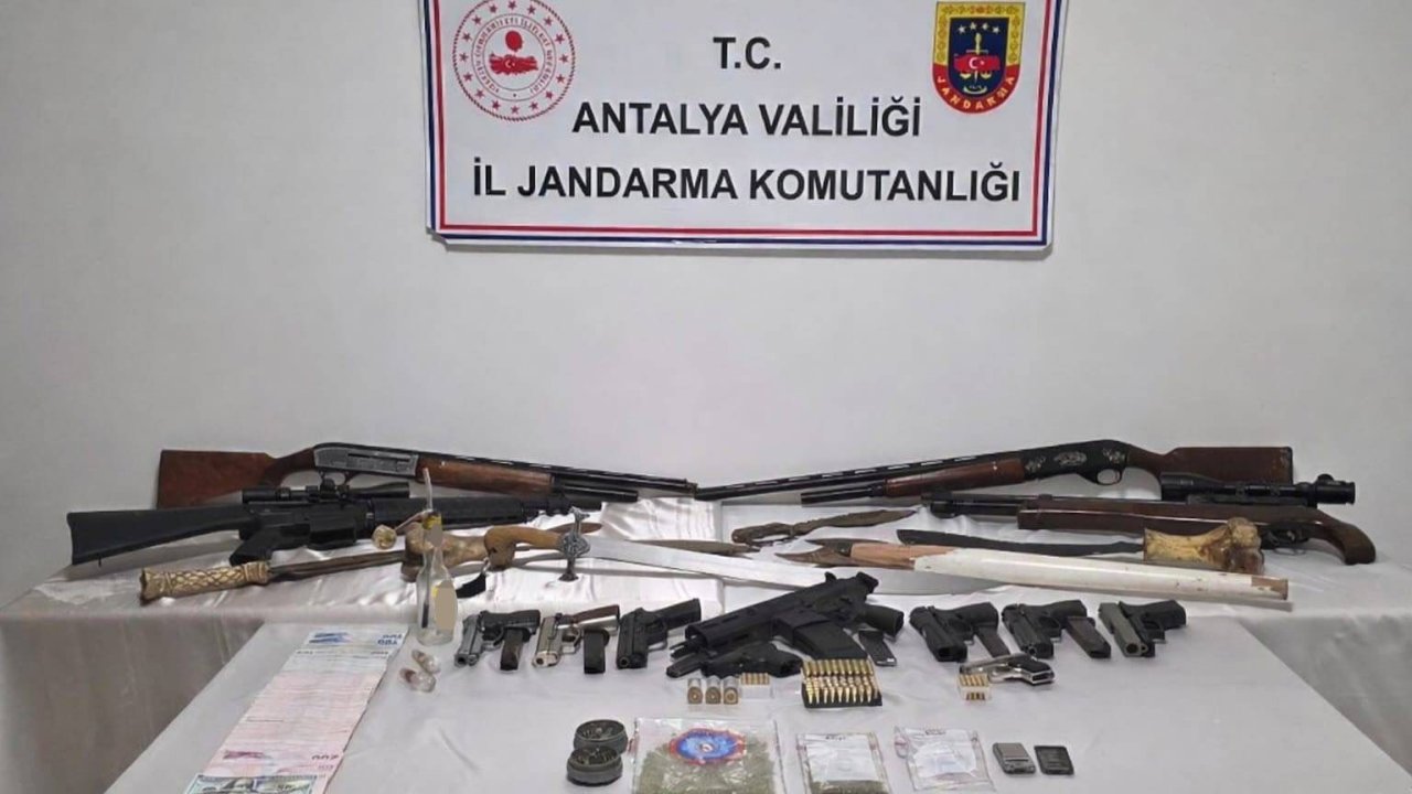 Antalya’da operasyon yapılan evde çok sayıda silah ele geçirildi