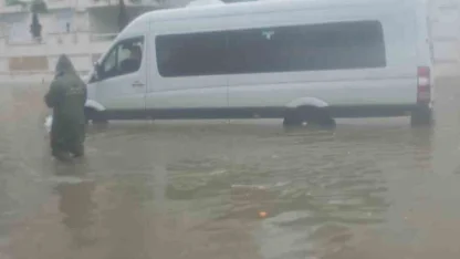 Antalya’da sağanak etkili oldu,araçlar yollarda ilerlemekte zorlandı