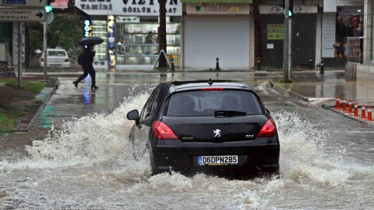 Antalya’da ’Sarı Kod’ uyarısı: Rögarlar taştı, telef olmuş dana kıyıya vurdu