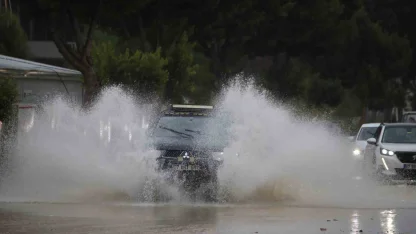 Antalya’da şiddetli yağış hayatı olumsuz etkiledi